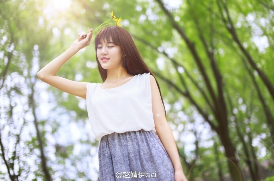 赵婧伊出席游戏网剧的发布会