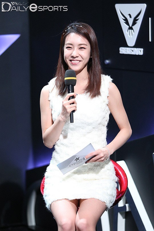 韩国lol赛场上最美电竞女主持