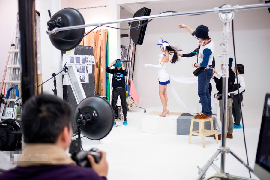 佟丽娅代言游戏 摄影棚露大腿