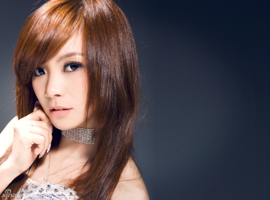 白狐女神谢容儿代言国产游戏