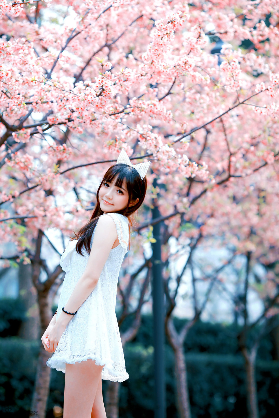 游戏女神孙亦文百花绕惹人怜