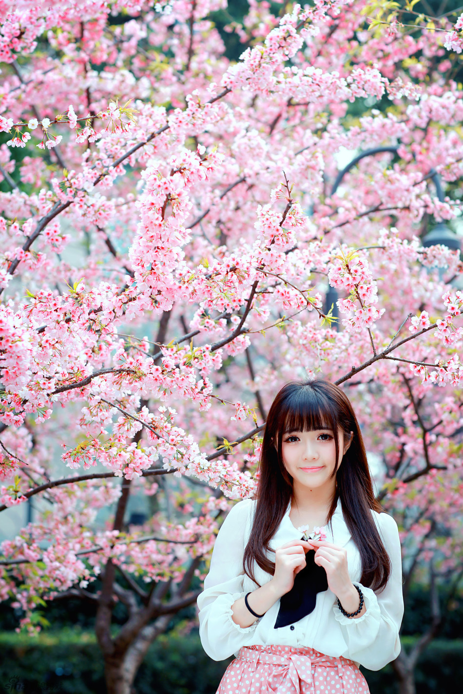 游戏女神孙亦文百花绕惹人怜