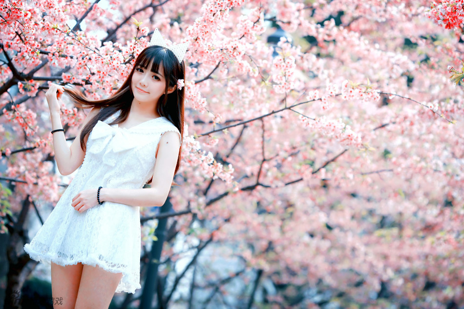 游戏女神孙亦文百花绕惹人怜