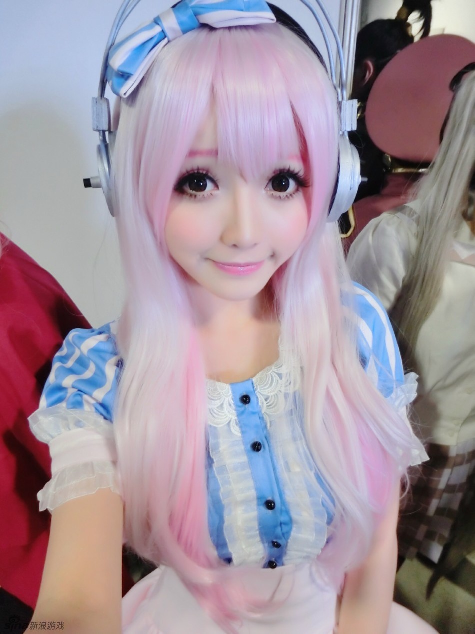 游戏女神孙亦文百花绕惹人怜