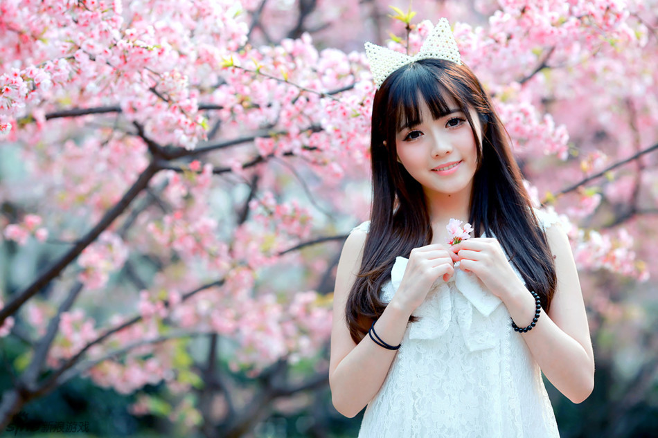 游戏女神孙亦文百花绕惹人怜