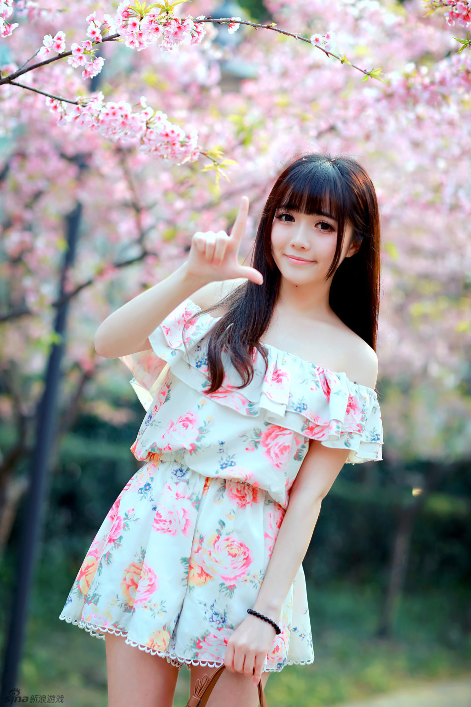 游戏女神孙亦文百花绕惹人怜