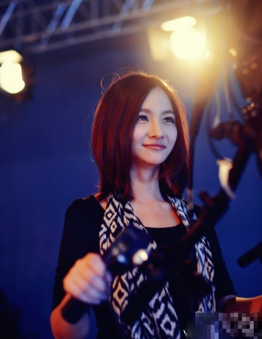 电竞女神Miss代言手机游戏_新浪游戏_手机新浪网