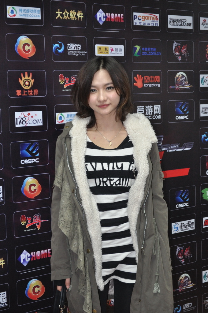 电竞女神miss代言手机游戏