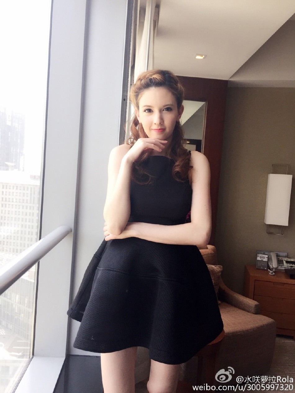 泷泽萝拉现身某游戏发布会