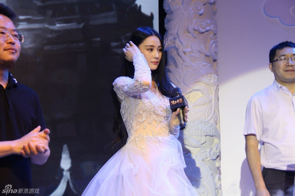 张馨予出席《佛本是道》发布会