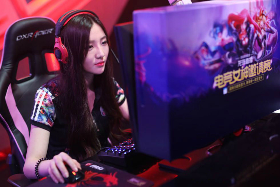 美女miss亮相助阵电竞女神赛