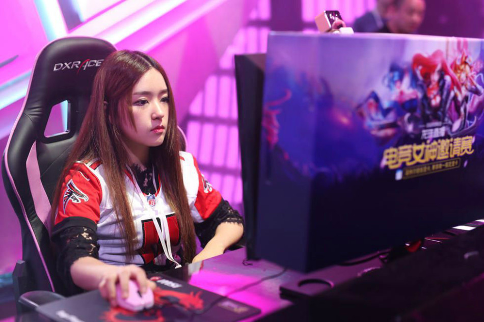 美女miss亮相助阵电竞女神赛