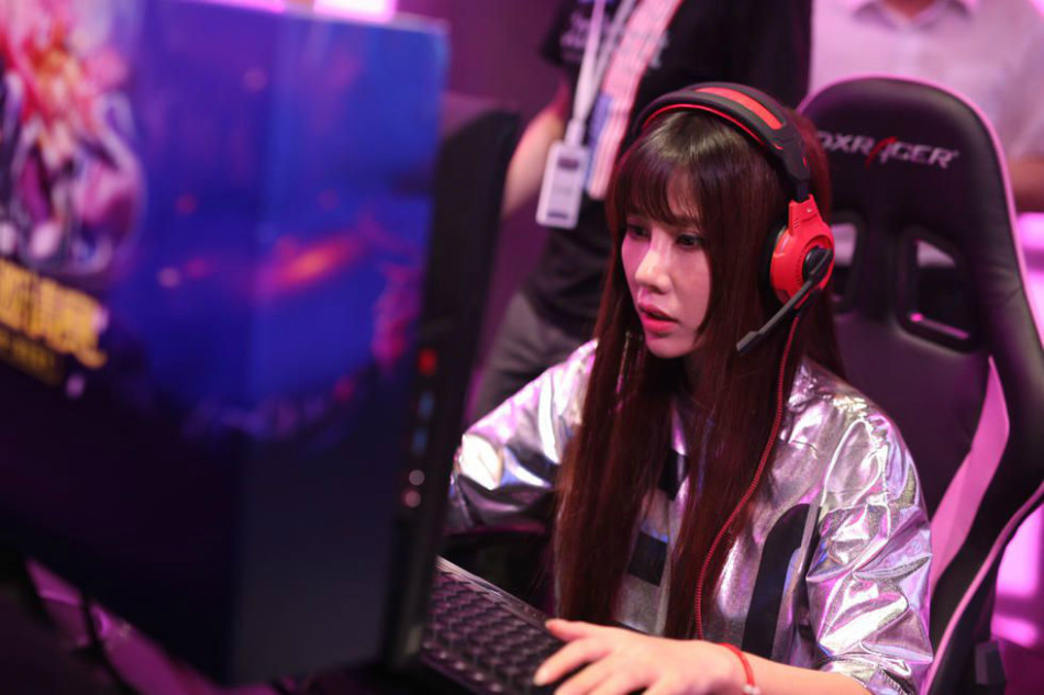 美女miss亮相助阵电竞女神赛