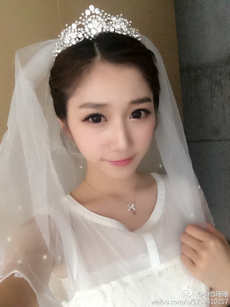 美女主播小悠珊珊加盟电竞比赛