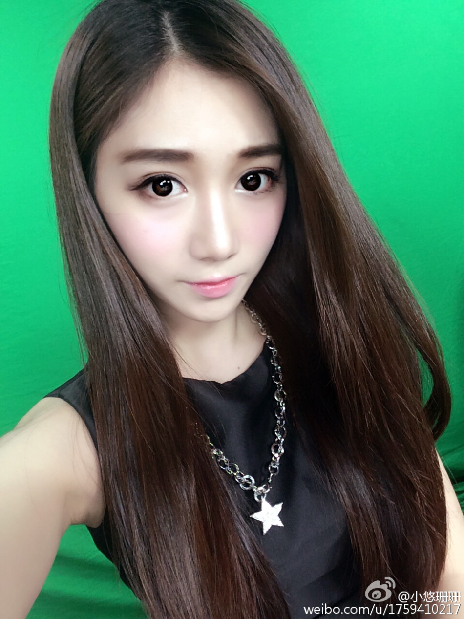 美女主播小悠珊珊加盟电竞比赛