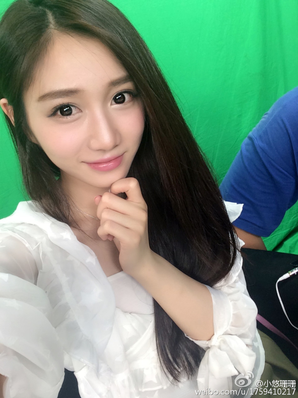 美女主播小悠珊珊加盟电竞比赛