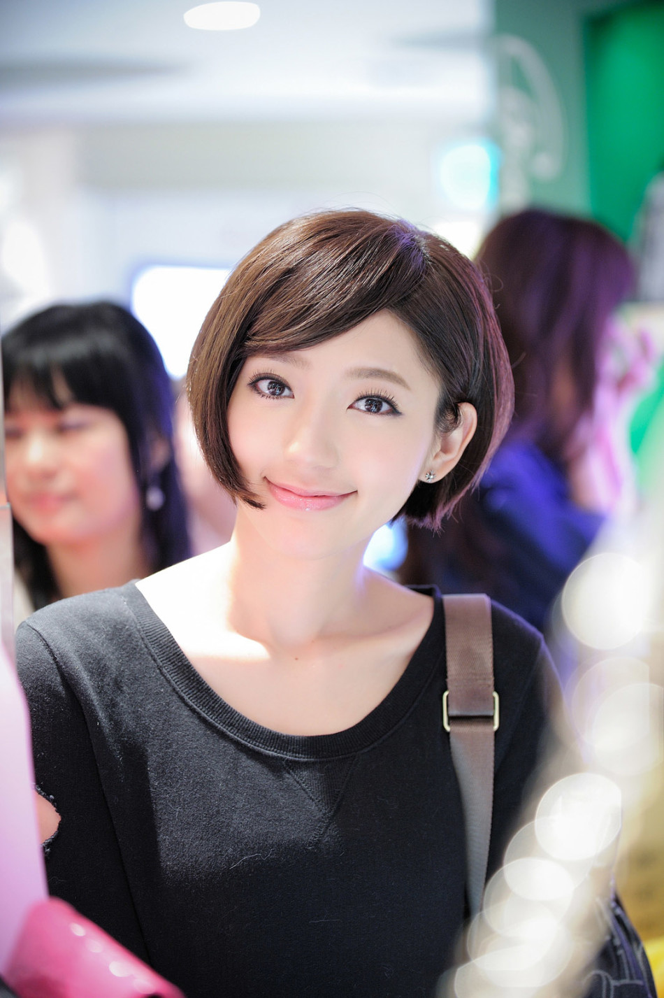 郭雪芙1988年生于台湾,在韩国人气快速飙涨,从头到脚代言接不完,曾经