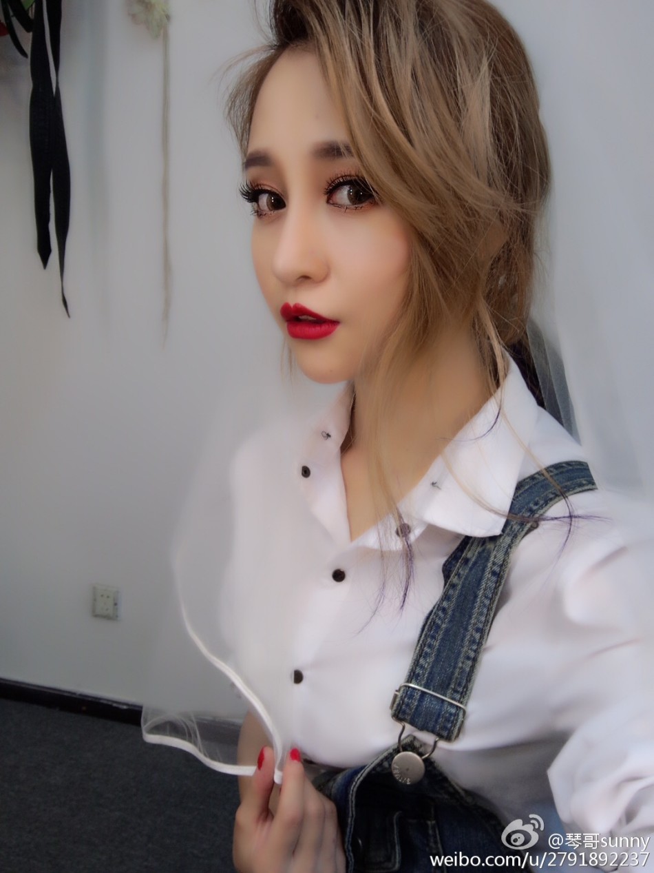 女神玩家玉照胸涌来袭令宅男目不暇接