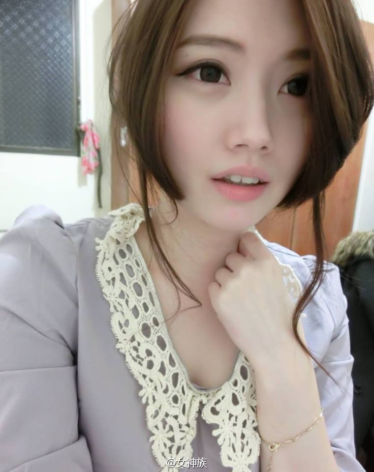 台湾游戏嫩模爆俯卧撑性感照