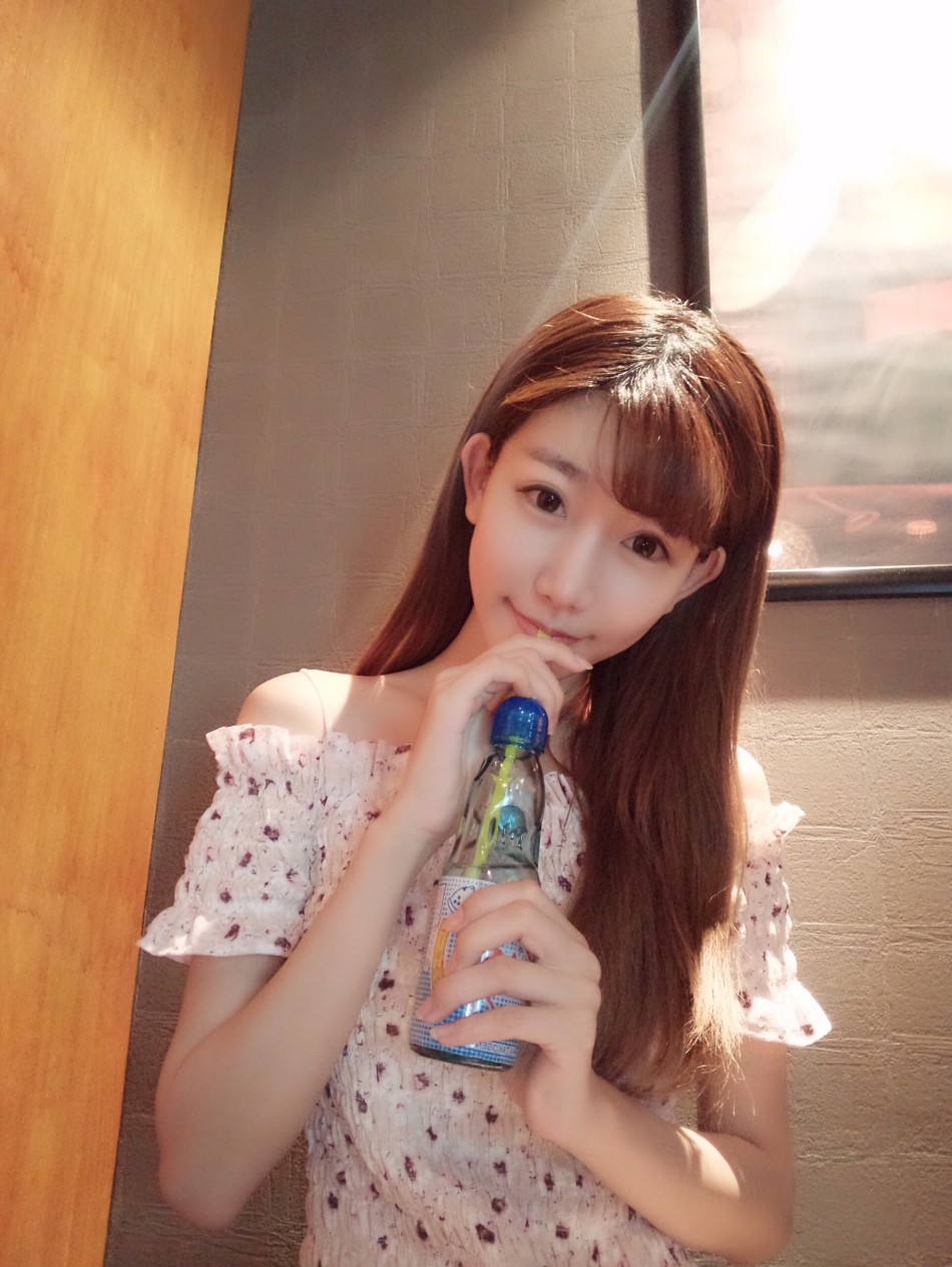 陈潇携手梦妮为手机游戏代言