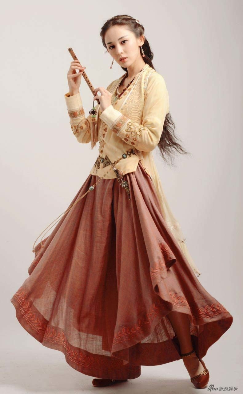 中饰演于小雪一角而被观众熟知;同年参演周杰伦《红尘客栈》mv的拍摄