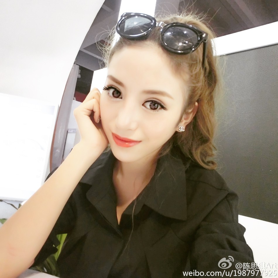因在网络爆出性感爆乳照片出名的中俄混血嫩模陈思琪,被网络评为"
