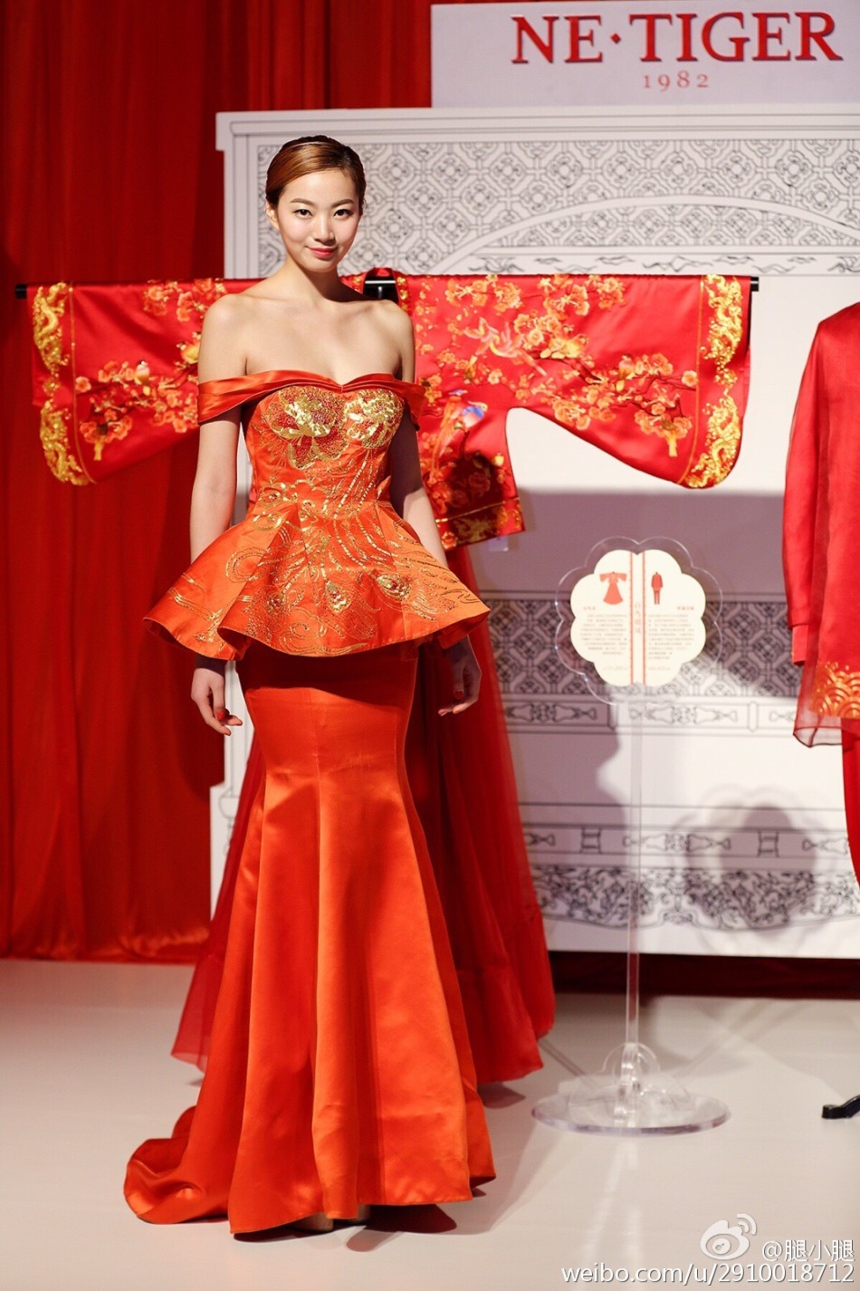 21岁的董蕾身高1米82,腿长1米15,一双美腿几乎占了全身3分之2,更是