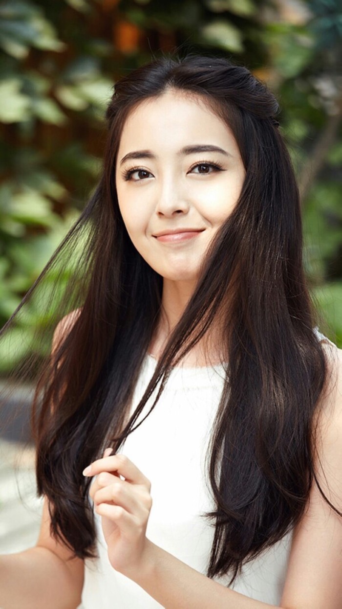 游戏代言人米露与玩家玩互动 - 新浪游戏