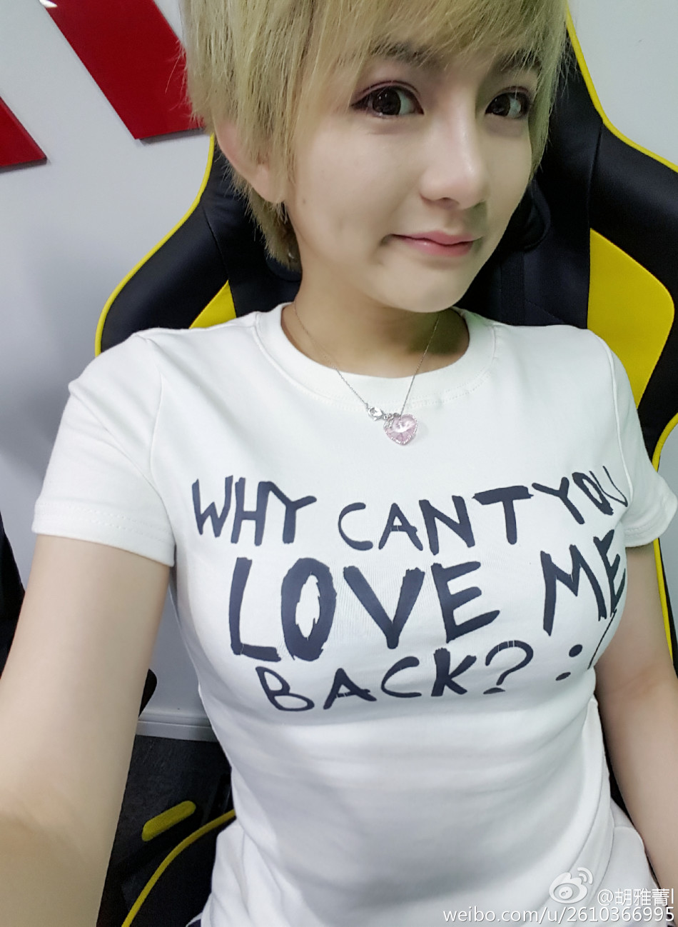 狐狸妈胡雅菁在西雅图解说期间,拍了不少自己的照片,有网友称狐狸妈