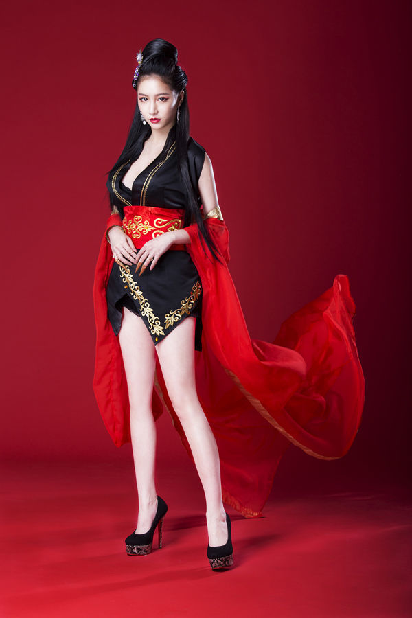 > 女帝林采缇辣扮东方不败 身材火爆性感太犯规