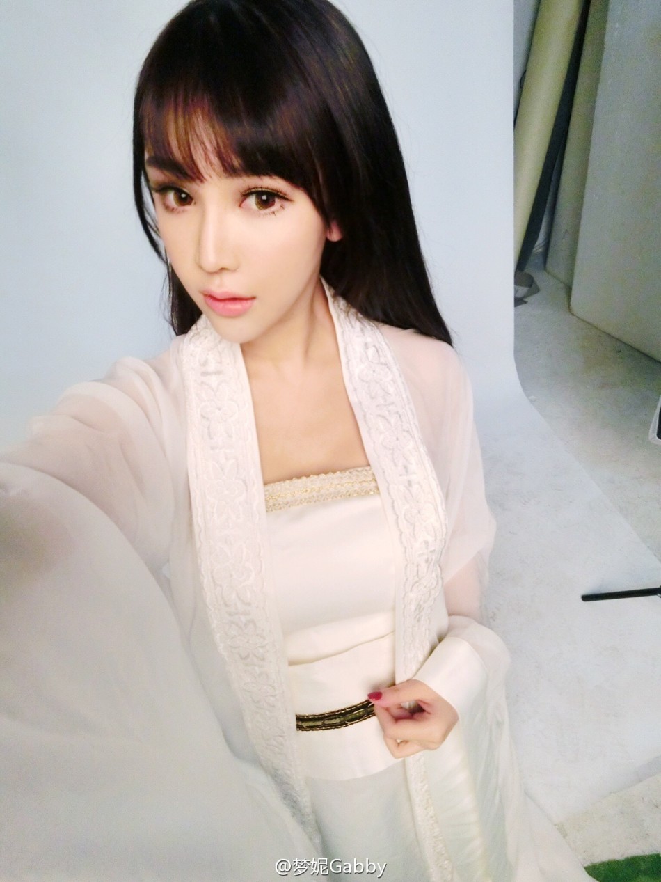 "宅男女神"梦妮gabby,于港妹化身足球宝贝和裁判员,与现场玩家近距离