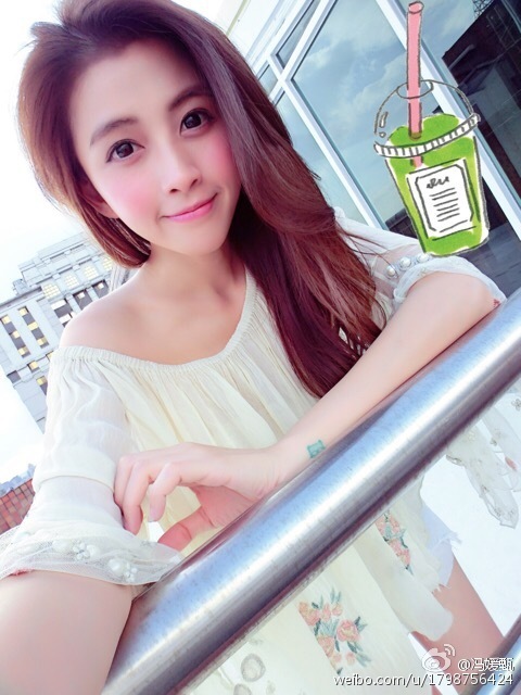 游戏代言人冯媛甄微博秀腹肌好身材似真人娜美