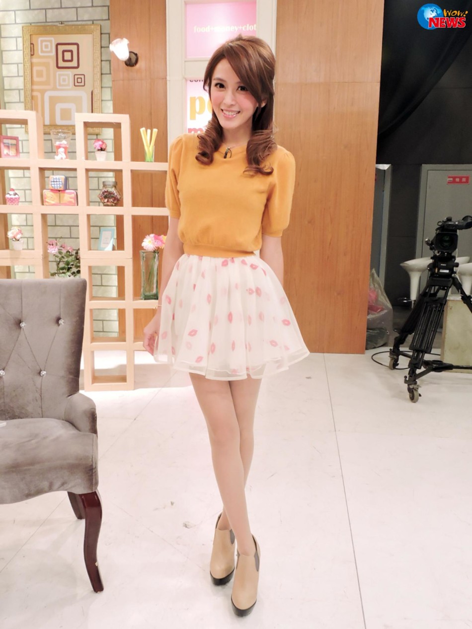 游戏代言人冯媛甄微博秀腹肌