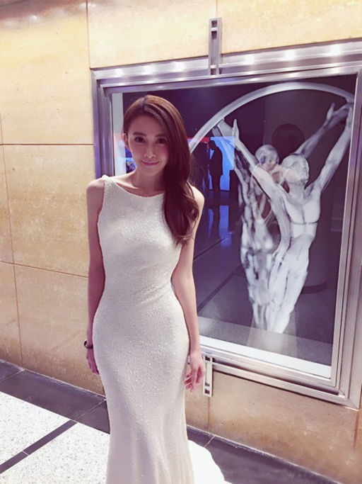 游戏代言人冯媛甄微博秀腹肌