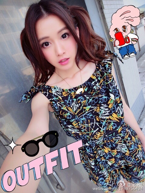 游戏代言人冯媛甄微博秀腹肌