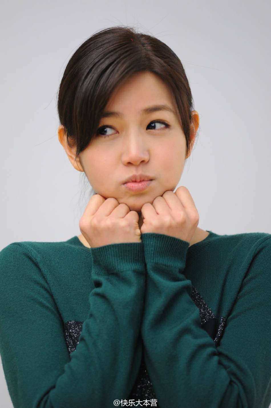 陈妍希代言手游 发微博助威