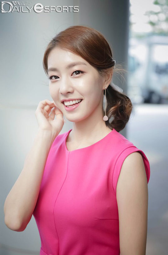 s5现场韩国美女主持赵银郑