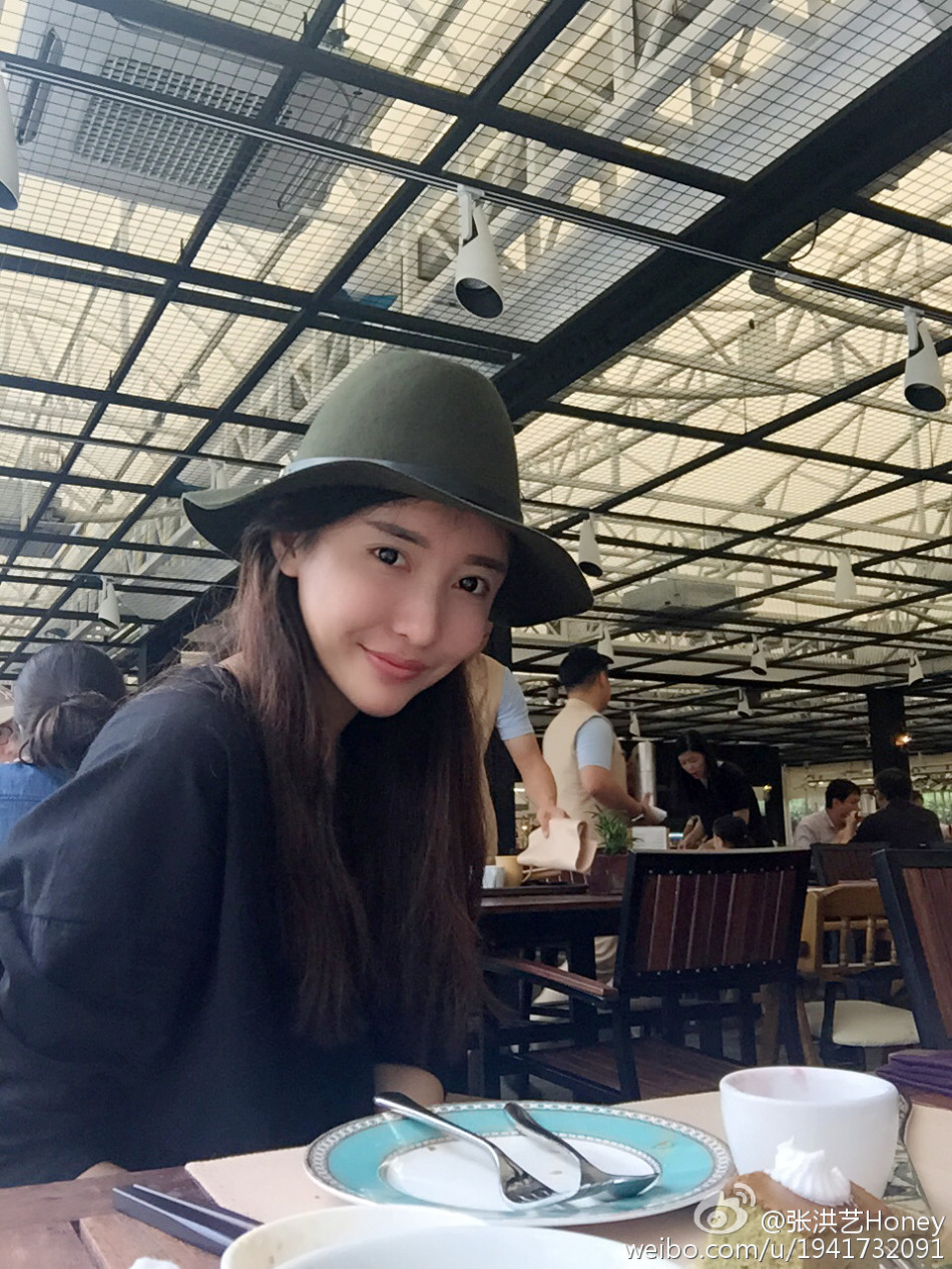 毕业于北京舞蹈学院的张洪艺是个有九头身的大气美女,因2014年参加