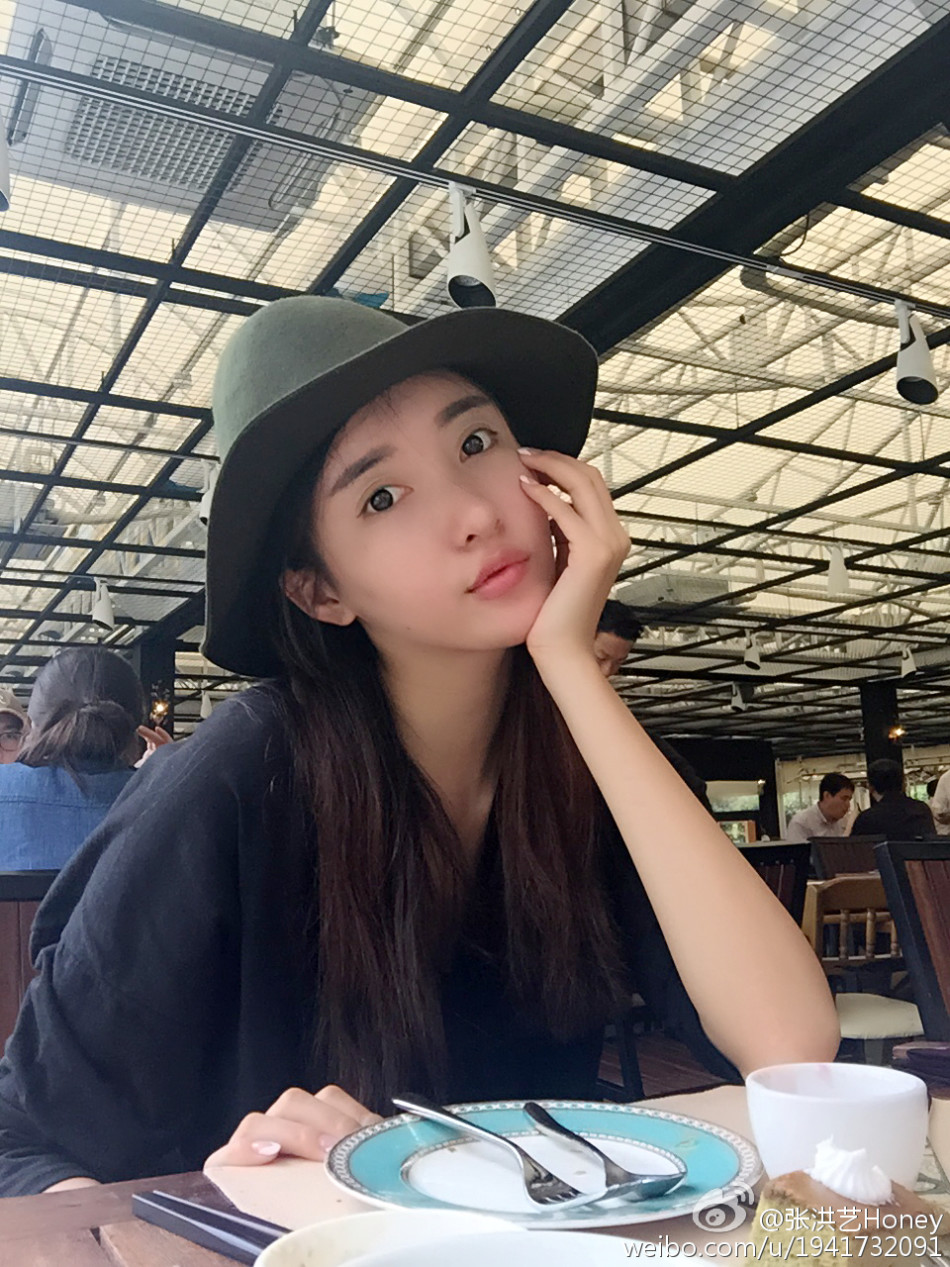 毕业于北京舞蹈学院的张洪艺是个有九头身的大气美女,因2014年参加