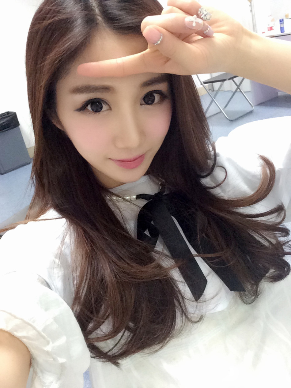 美女主播小悠珊珊加盟电竞比赛