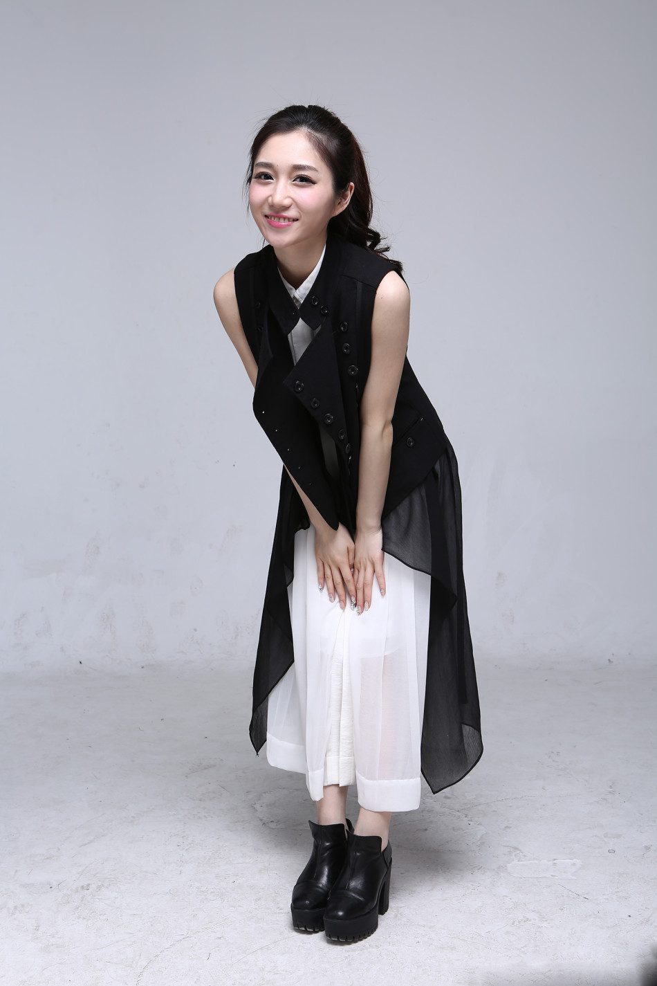 美女主播小悠珊珊加盟电竞比赛