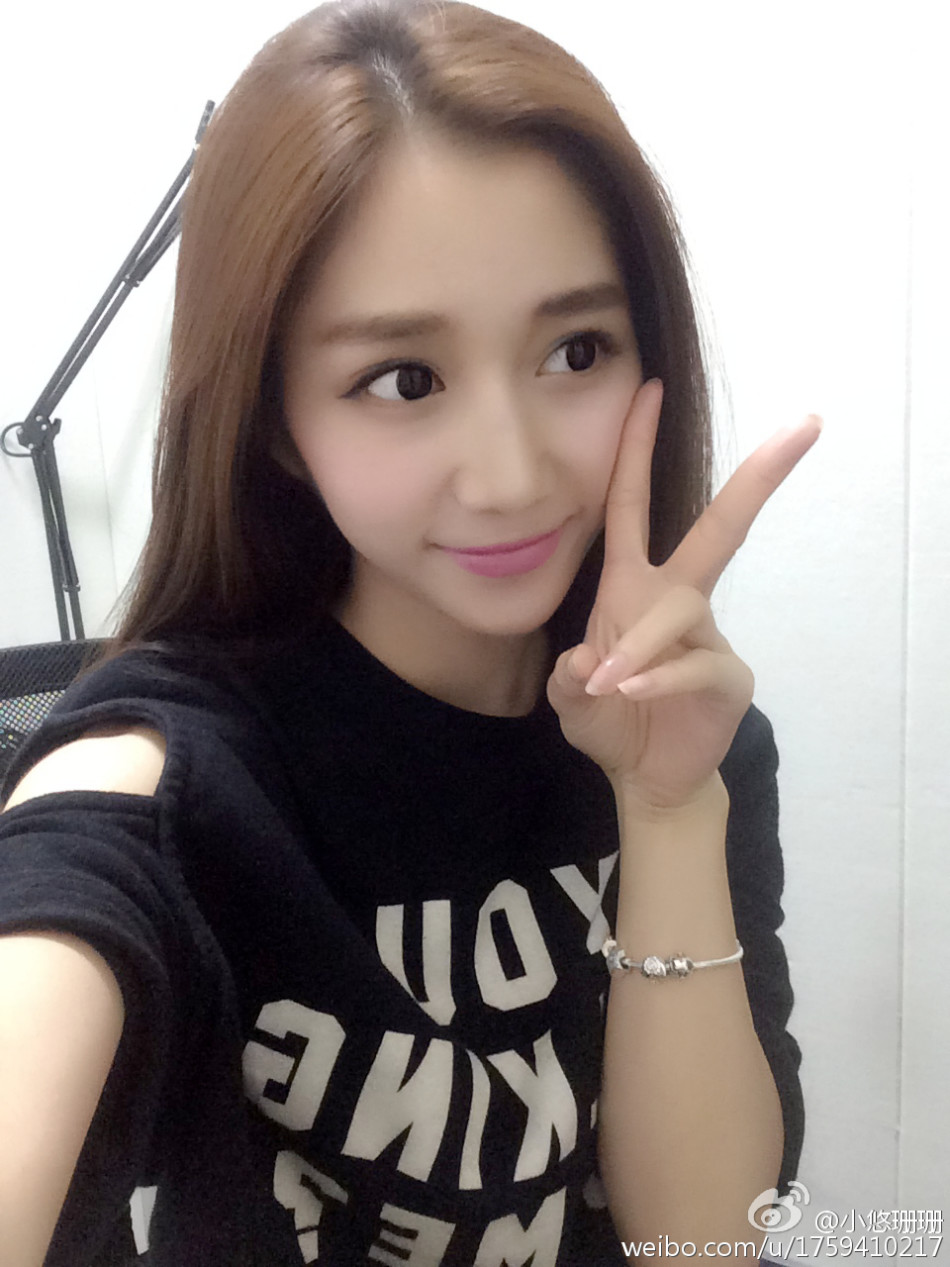 美女主播小悠珊珊加盟电竞比赛