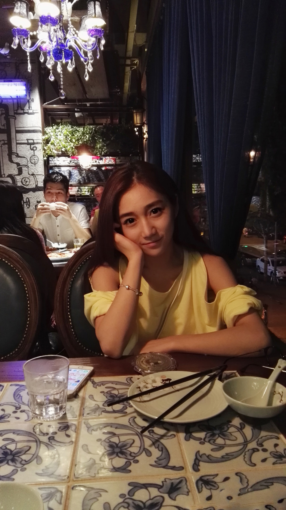 美女主播小悠珊珊加盟电竞比赛