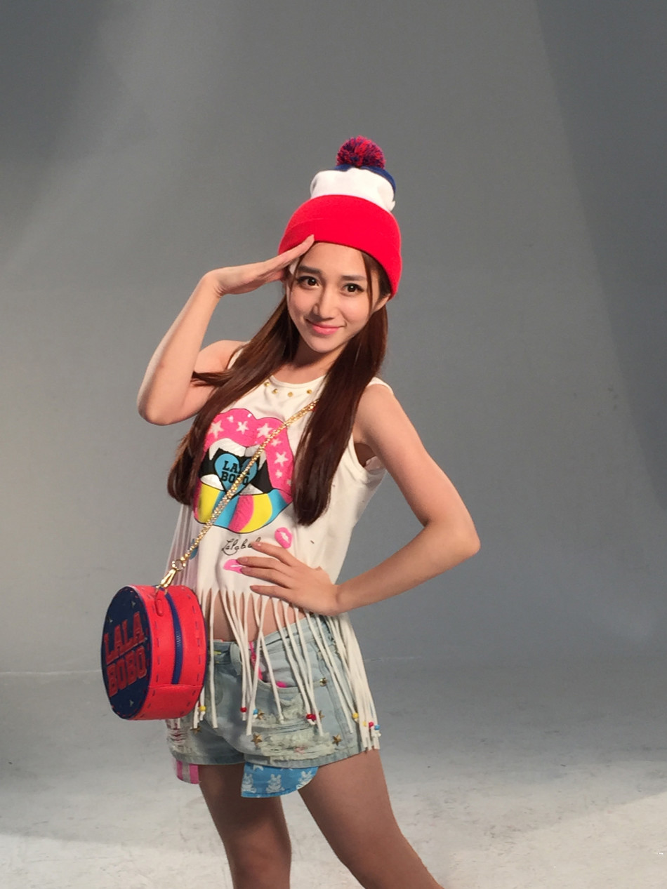 美女主播小悠珊珊加盟电竞比赛