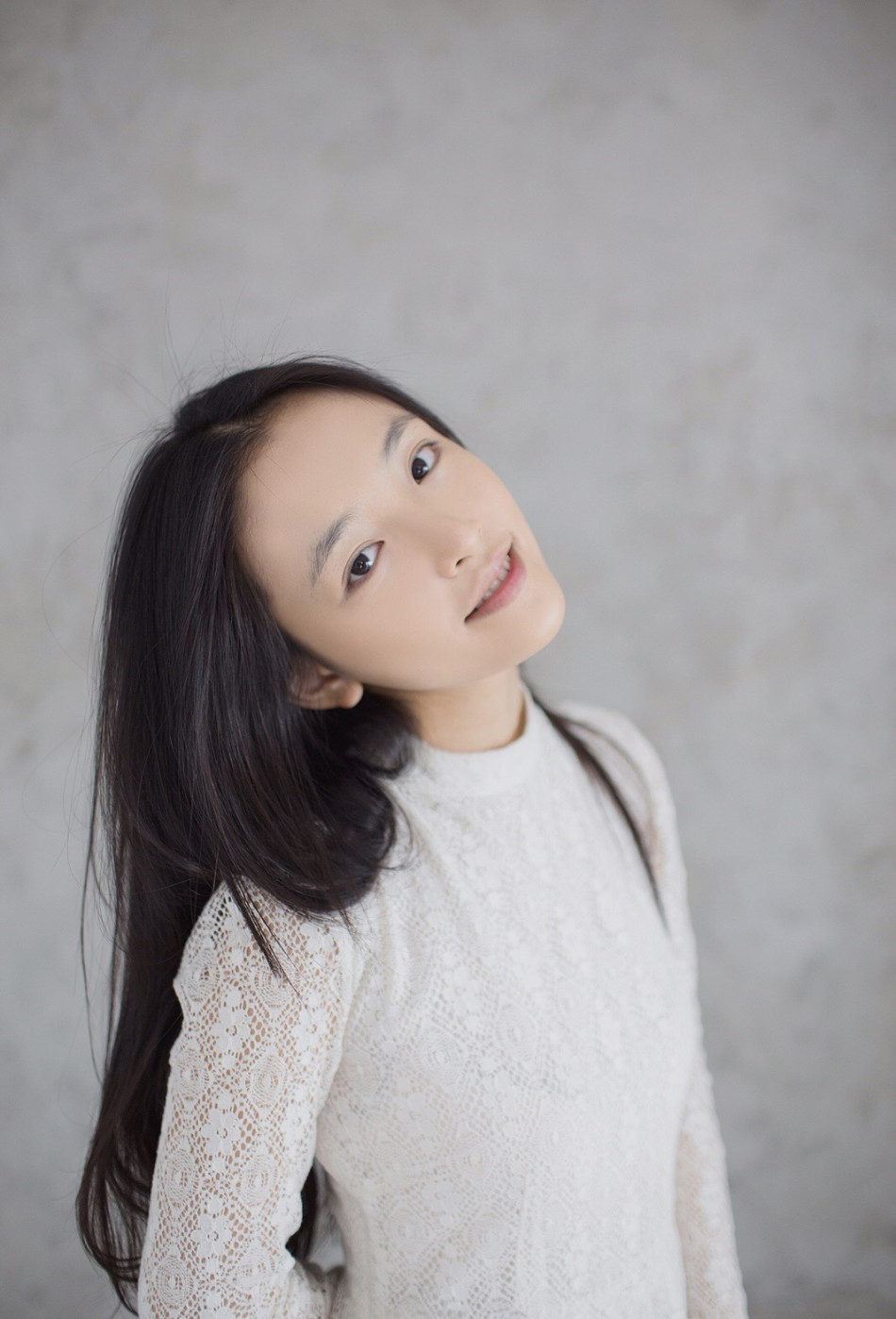 认识吴倩还是大学时刷人人,她发布了一组叫《深秋自high集》的照片,面