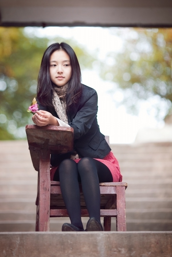 小编最早认识吴倩还是大学时刷人人,她发布了一组叫《深秋自high集