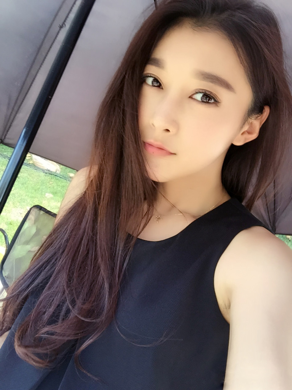 但是现实生活中的孙佳奇可是一位安静的美少女哦.