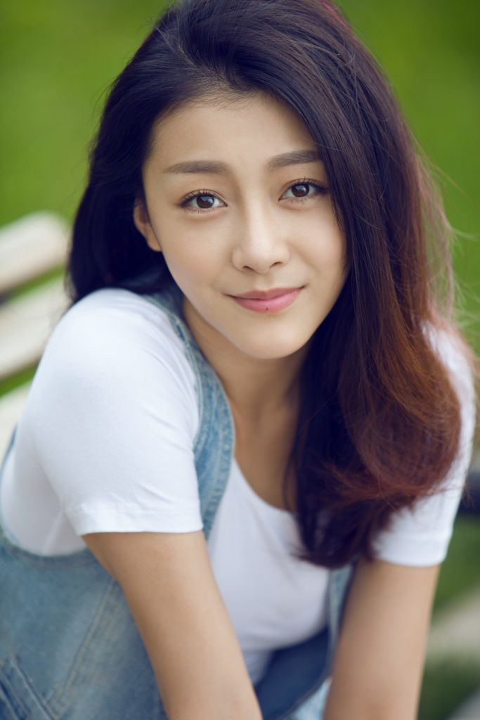 萧才人代言手游 演绎美艳女教师