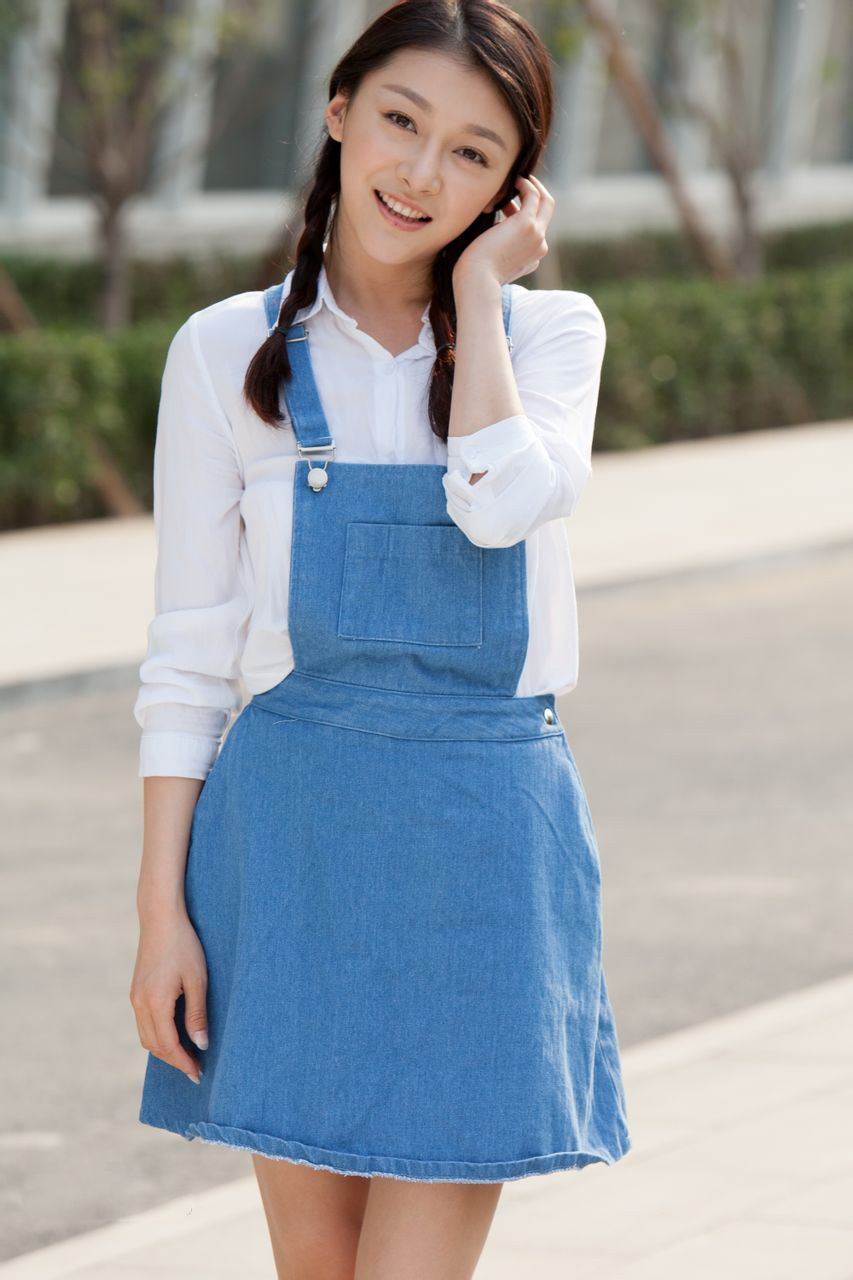 萧才人代言手游 演绎美艳女教师