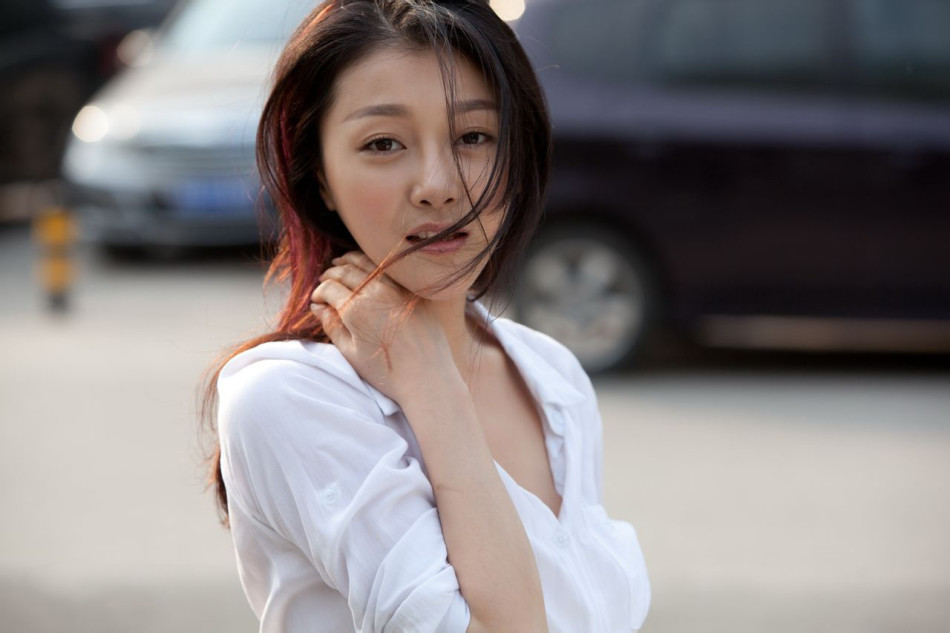 但是现实生活中的孙佳奇可是一位安静的美少女哦.